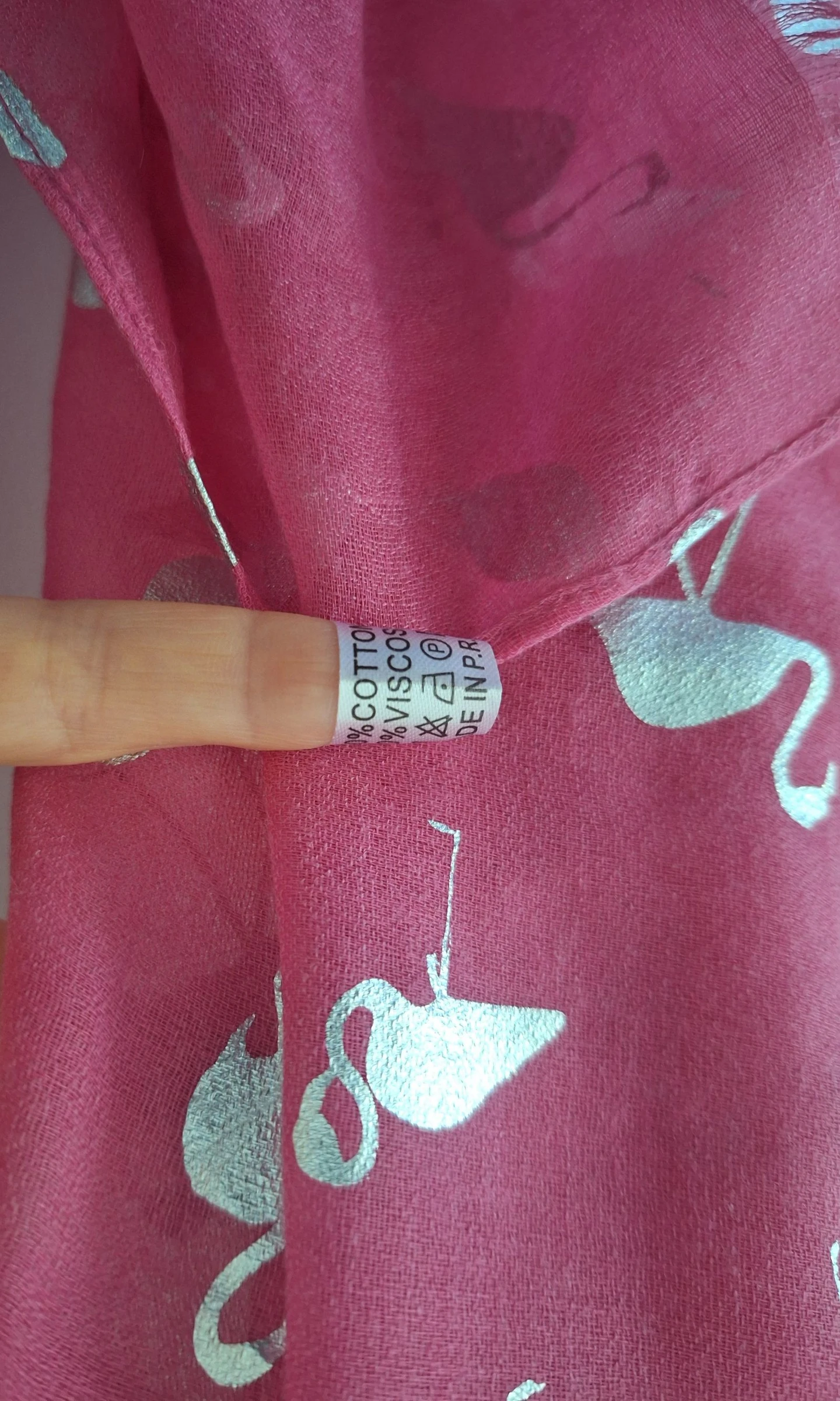 Écharpe rosa com estampa de flamingo prateado em algodão/viscose – photo 3